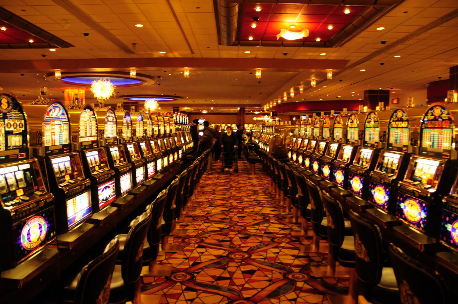 Стационарные игровые автоматы казино рояль читать онлайн бесплатно
