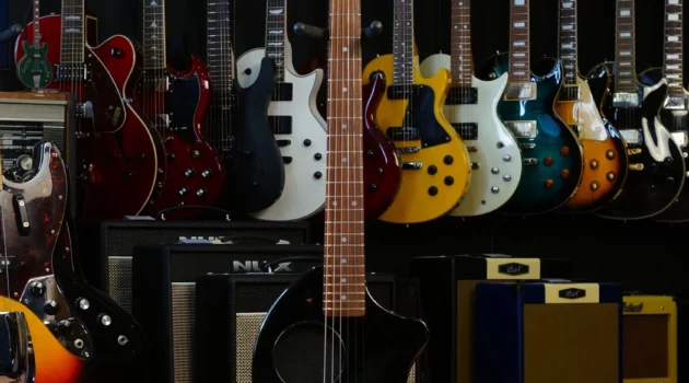 Магазин гитарных аксессуаров при мастерской в Санкт-Петербурге